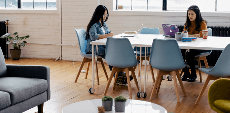 Dvě ženy pracující v kanceláři při vyklízení firem a kanceláří