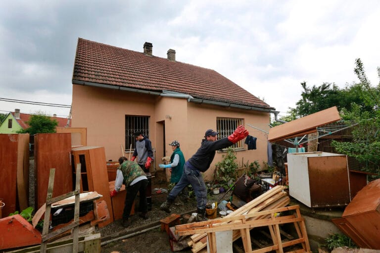 Vyklízení domu s odvozem starého nábytku a odpadu.
